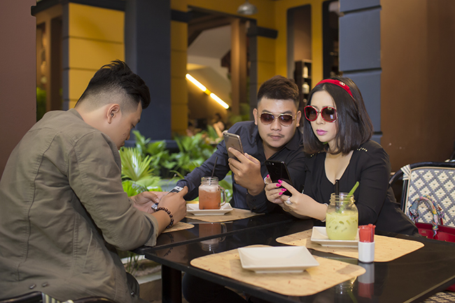 Bắt gặp hoa hậu Kristine Thảo Lâm cùng quản lý Kenny Nguyễn đi ăn trưa