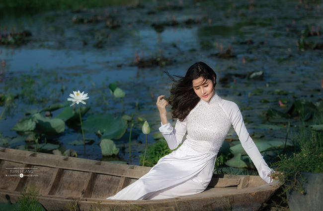 Á khôi Triệu Hà Vy duyên dáng trong tà áo dài trắng