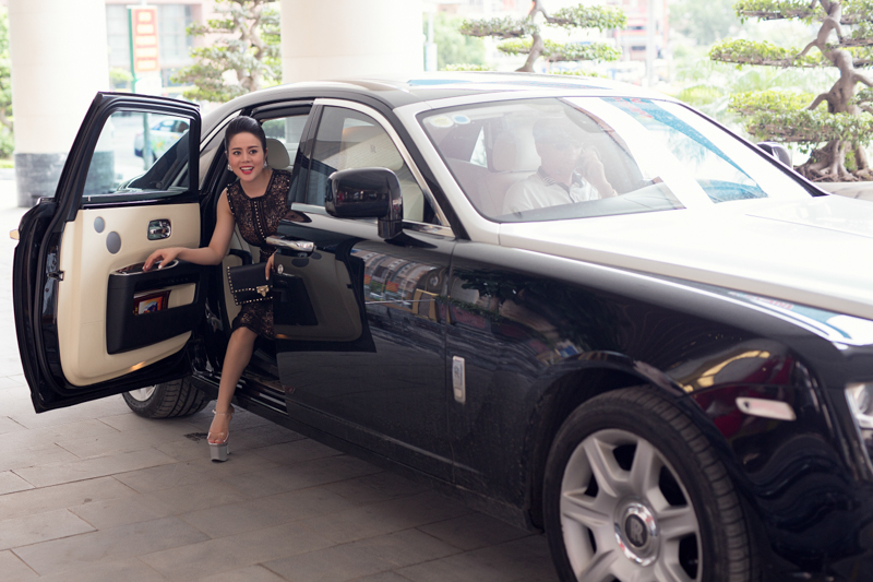 Nữ hoàng Hà thành xuất hiện sang trọng với siêu xe hơn 2 triệu đô