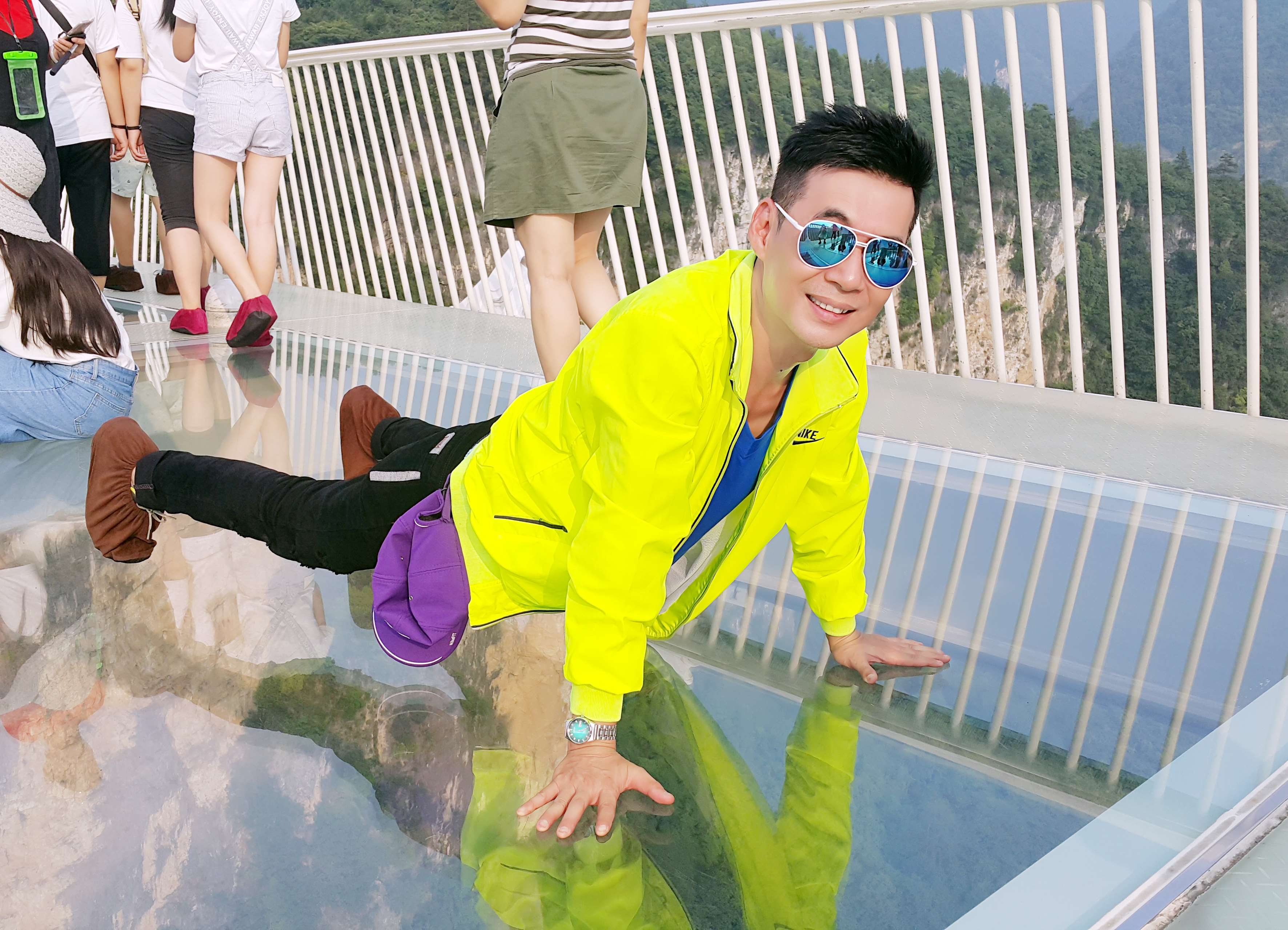 ca sĩ Đoan Trường “Hoàn hồn” sau khi chinh phục cầu kính dài 480m trên vực sâu 0,5km