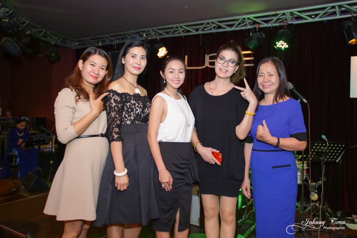 Hoa hậu ca sĩ Amy Lê Anh nhẹ nhàng đến xem và cổ vũ doanh nhân Minh Nguyệt