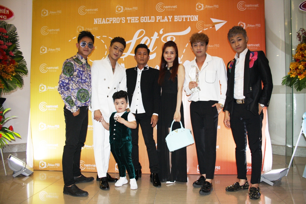 Hồ Gia Hùng lịch lãm trong sự kiện nhạc – pro đạt nút vàng youtube