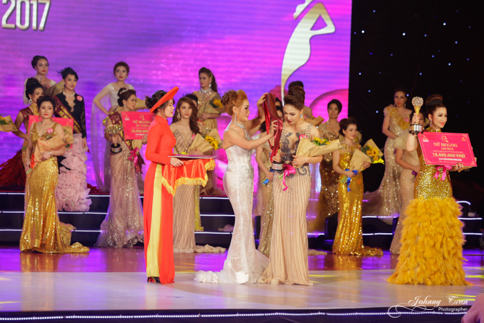 Quỳnh Trang đăng quang Nữ Hoàng Tài Năng