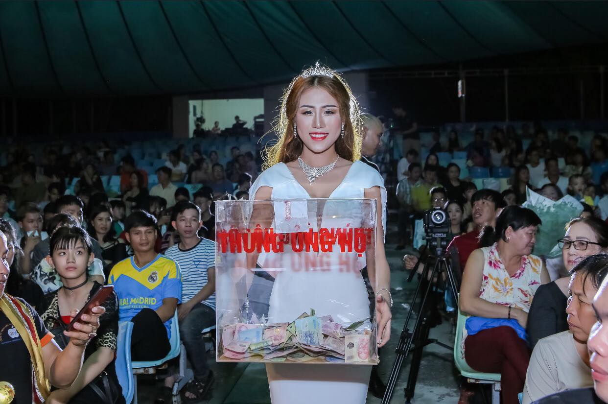 Hoa khôi Huỳnh Ái Vy xuống tận khán giả để Vận động ủng hộ Hiệp sĩ đường phố