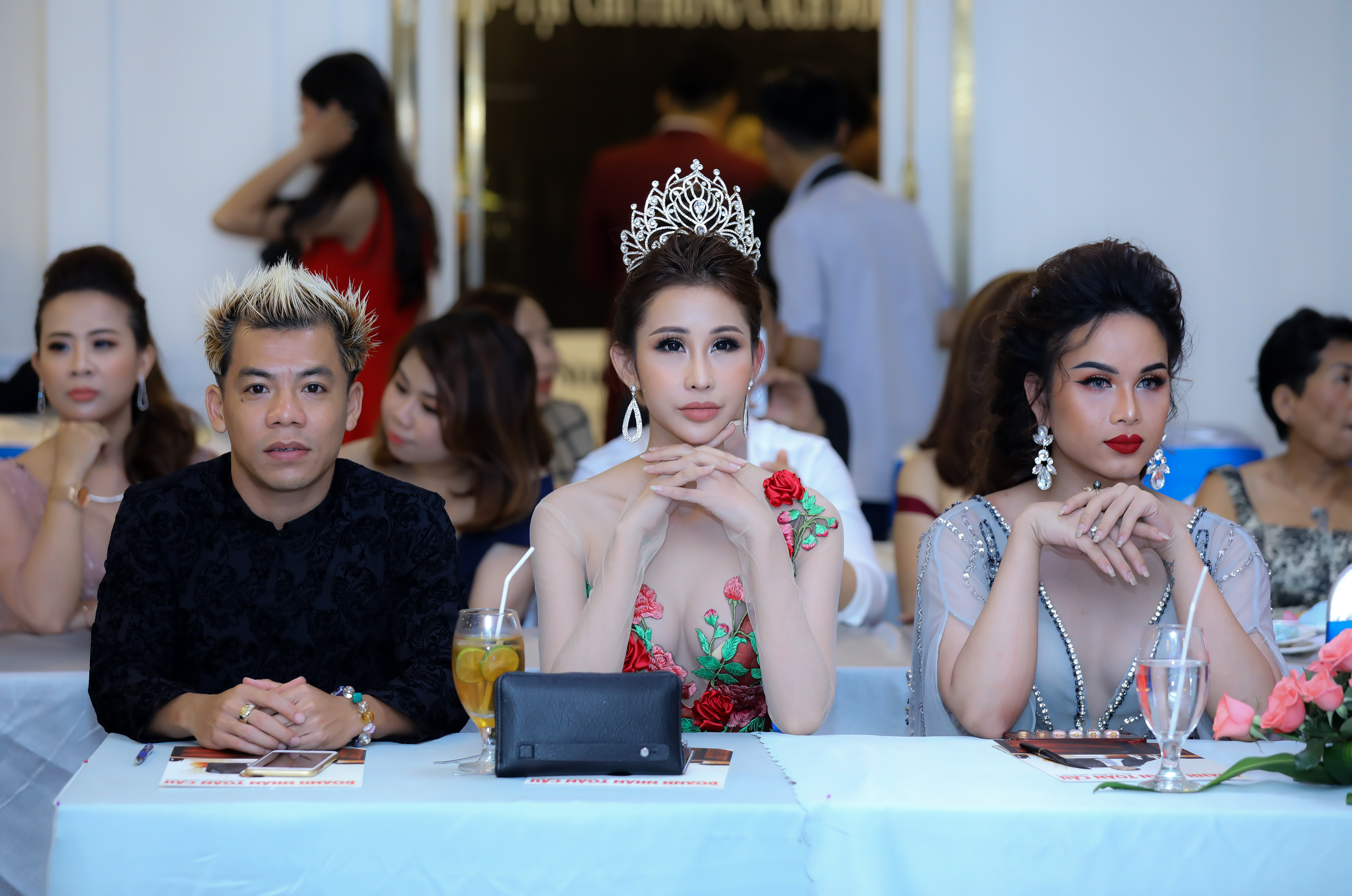 Hoa hậu Chi Nguyễn rạng ngời trong vai trò BGK Nam vương Đại sứ Công sở 2018