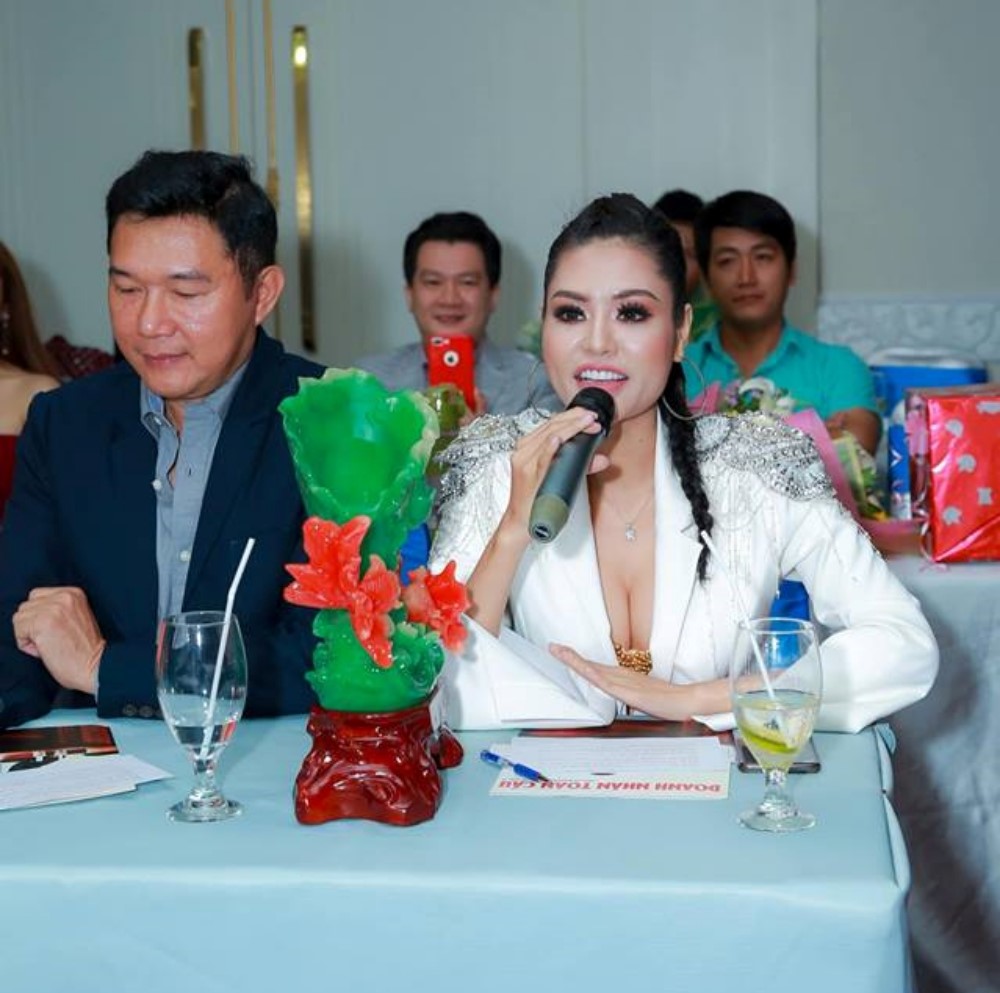 Hoa hậu Dy Khả Hân quyền lực trên ghế nóng Đại Sứ Công Sở 2018 và đấu giá thành công vật phẩm Song Ngư Liên Hoa