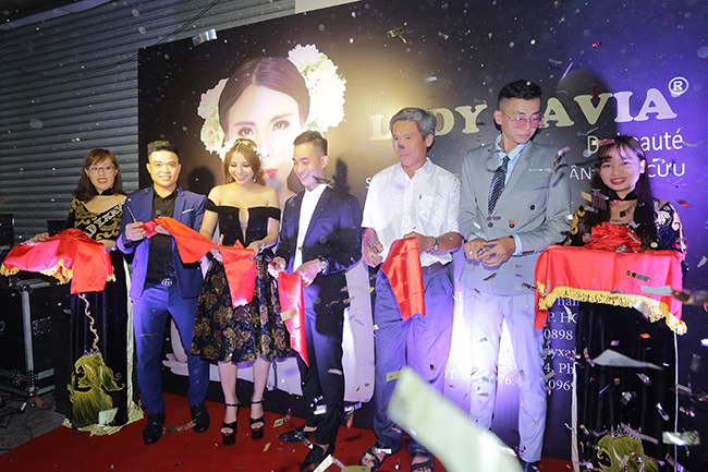 Á khôi Hồ Thị Thu Phương mừng khai trương chi nhánh 5 của Lady Xavia