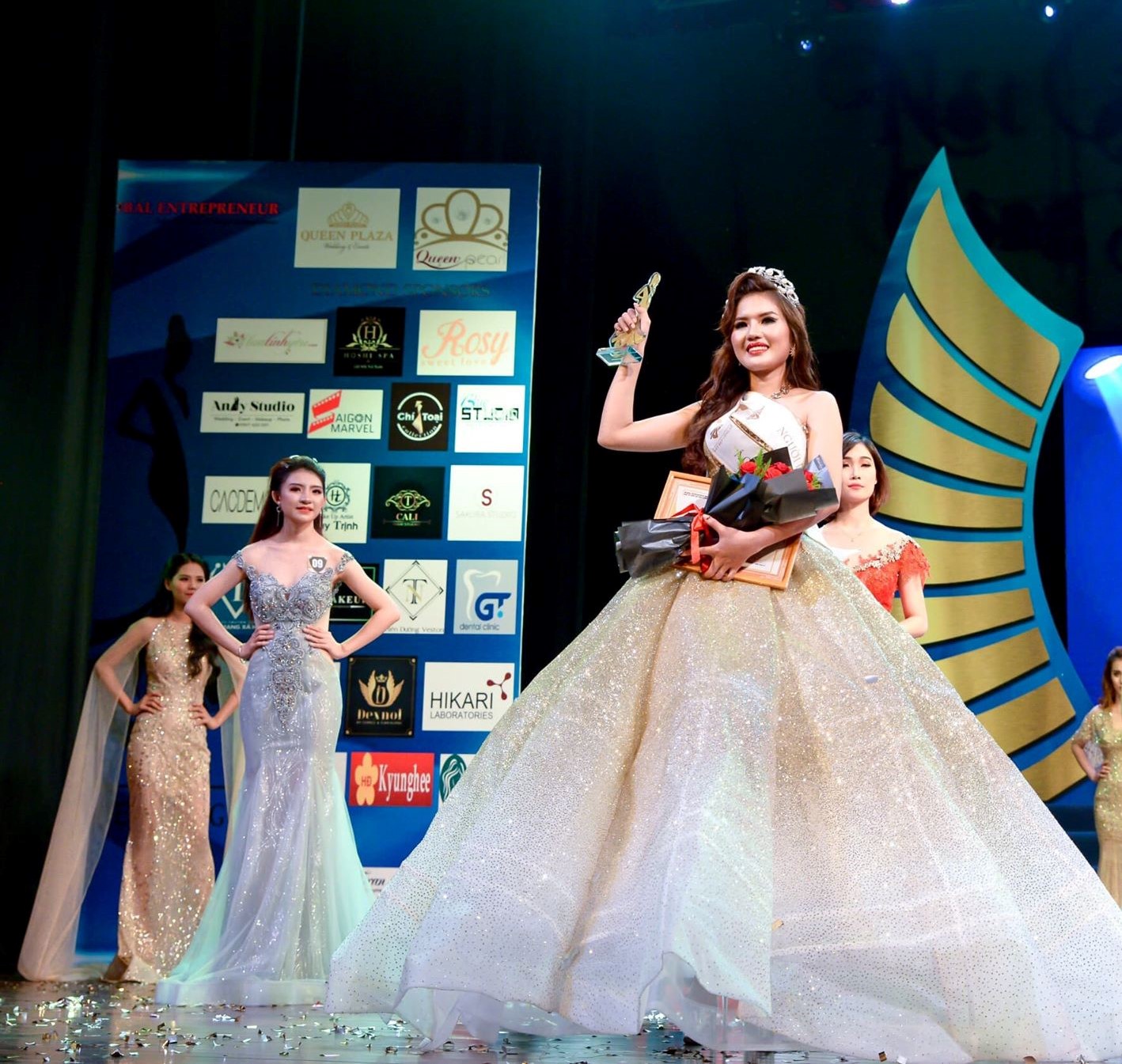 Á Quân Nét Đẹp Công Sở 2018 Hoàng Yến: Từ cô gái nhút nhát đến Quý cô công sở đầy bản lĩnh