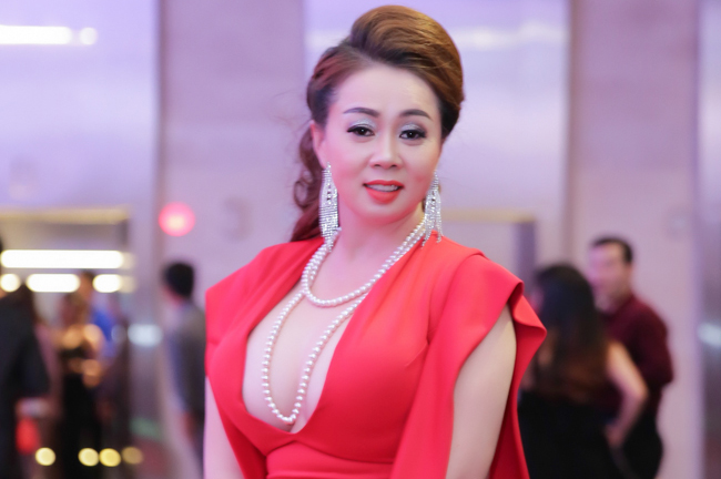 Á khôi doanh nhân Bùi Ngọc Diễm sang trọng quyến rũ với váy đỏ