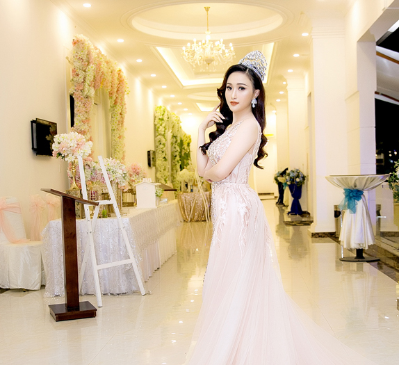 Hotgirl Võ Hồng Nhung mở tiệc cảm ơn sau đăng quang Á quân Nét đẹp Công sở 2018