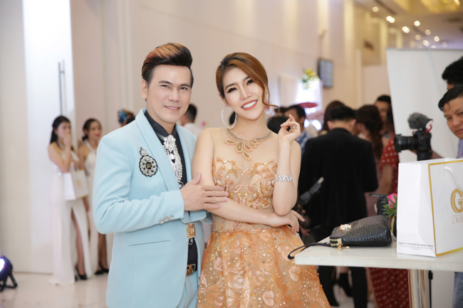 Nam vương Nguyễn Hùng cùng ca sĩ hoa hậu Hoàng Y Nhung chúc mừng G White Cosmetic