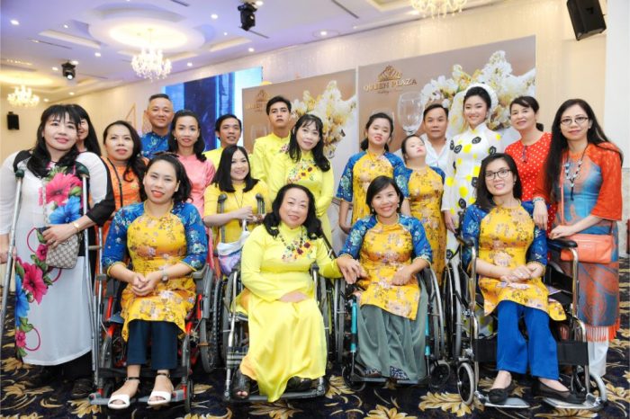 Dàn mẫu người khuyết tật múa vũ điệu xe lăn trong áo dài Việt Hùng