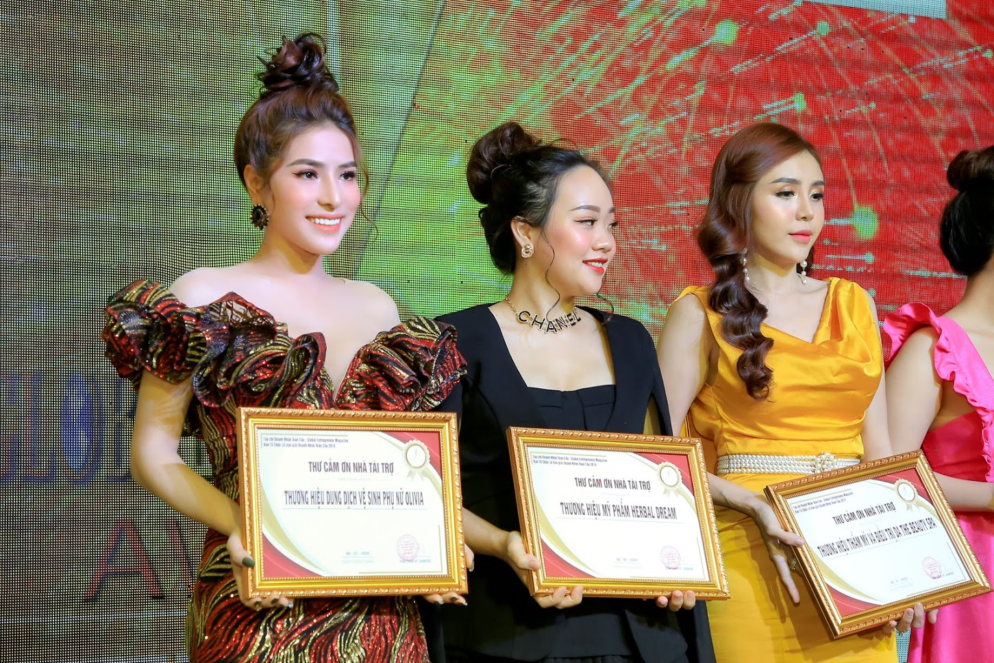 Á hậu Olivia Kim vinh dự nhận giải thưởng TOP 10 Thương hiệu Uy tín xuất sắc 2019