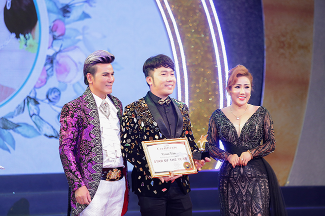 Những doanh nhân Ngôi Sao Tỏa Sáng được nam vương Nguyễn Hùng trao giải