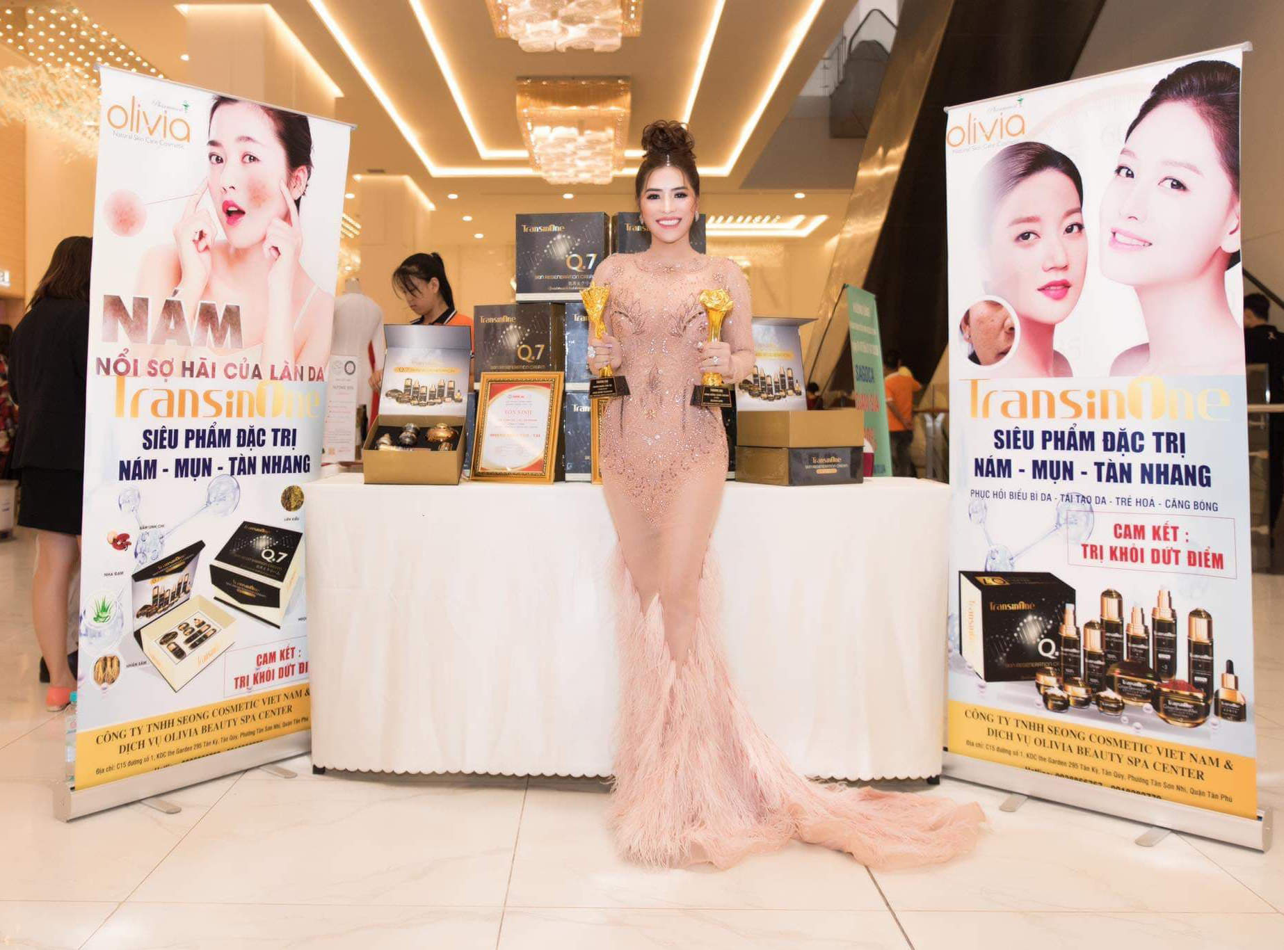 Á hậu Olivia Kim đón nhận 2 giải thưởng Bông hồng vàng ASEAN và Doanh nhân tâm tài vào Ngày Gia Đình Việt Nam 2020