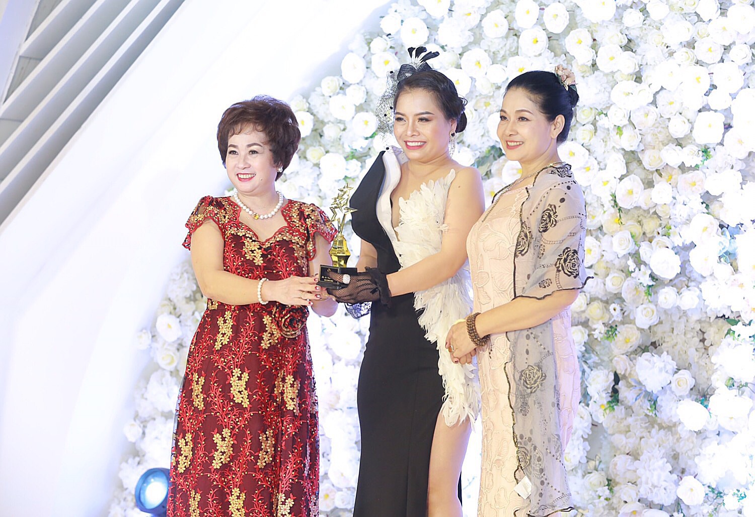 Chủ tịch Power Queen Việt Nam nhận giải Nhân vật cống hiến tại sinh nhật Happy Woman Leader Network