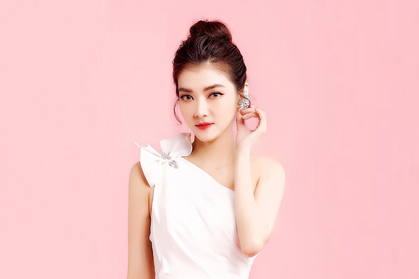 Á quân Nét đẹp công sở Việt Nam 2019 Thu Hà khoe vẻ đẹp kiêu kỳ & quyến rũ trong những chiếc đầm dạ hội đầy màu sắc