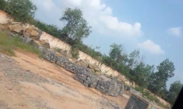 Xã Sông Trầu Đồng Nai để mặc ” đá tặc” phá nát môi trường