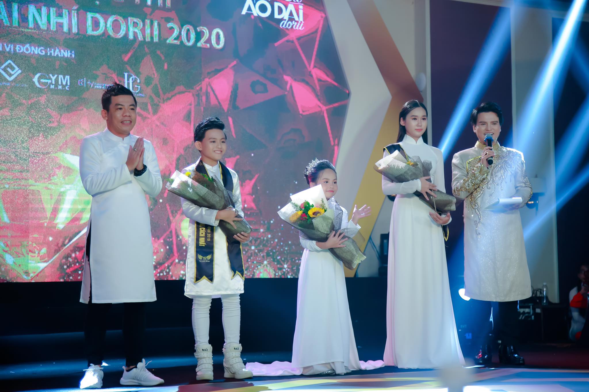 MC Trường Giang Phạm hội ngộ dàn Hoa Hậu, Á Hậu Miss World Việt Nam tại sự kiện tôn vinh áo dài Việt