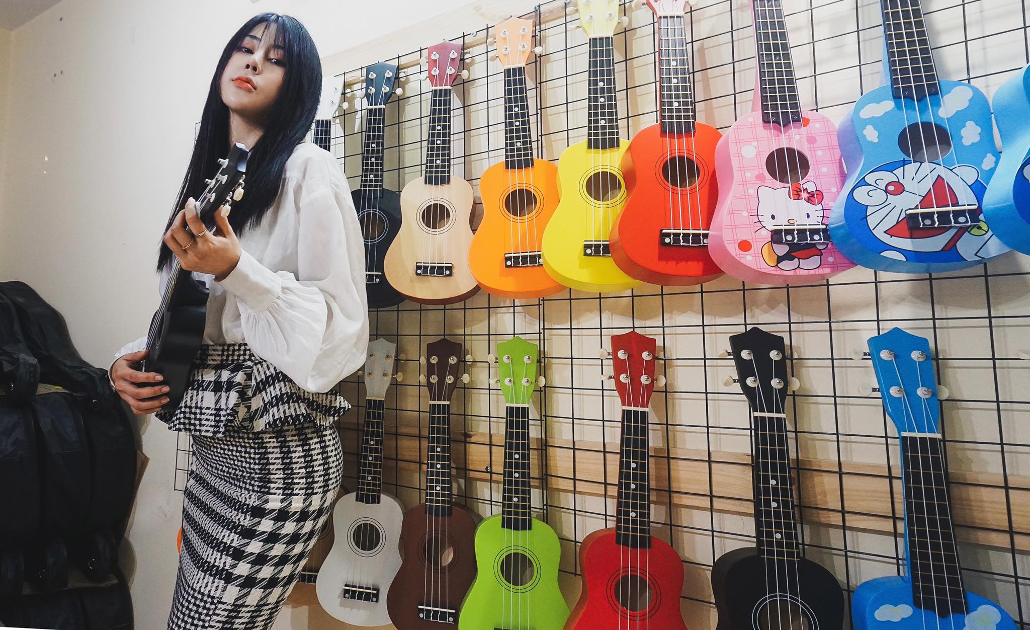 Đại sứ thương hiệu Tống Như Quỳnh 2021 đẹp rạng ngời sau cuộc thi đến thăm Trung tâm Đào đạo Nghệ thuật tại Hà Nội