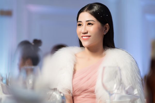 Hoa hậu Huỳnh Trang vinh dự nhận vinh danh Top 3 nhà phân phối xuất sắc nhất của mỹ phẩm LACO