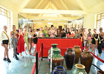 Đoàn Thí sinh “Miss Business Blobal 2023” tham quan – quảng bá nét đẹp văn hoá Làng nghề dệt Thổ cẩm của người M’Nông xã Đắk Nia.