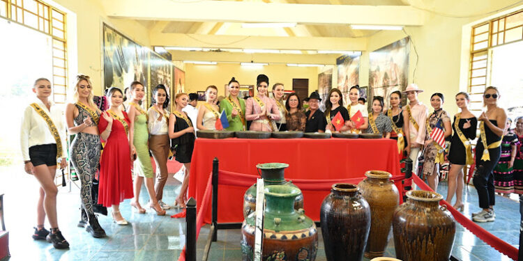 Đoàn Thí sinh “Miss Business Blobal 2023” tham quan – quảng bá nét đẹp văn hoá Làng nghề dệt Thổ cẩm của người M’Nông xã Đắk Nia.