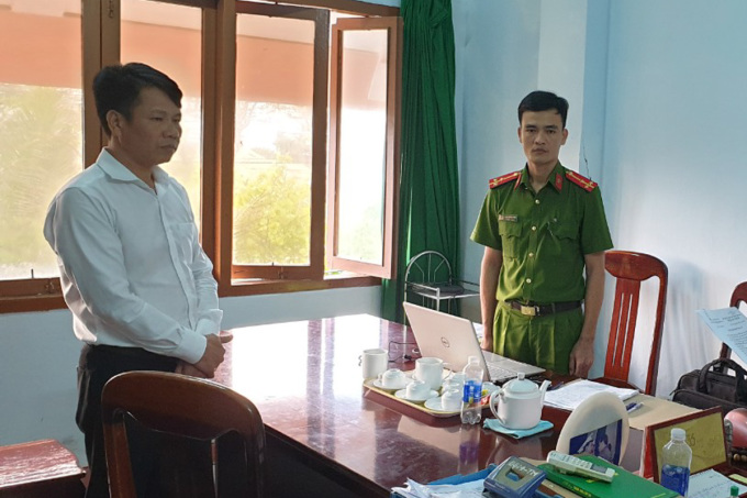 Ông Phan Trung Hiếu, Phó giám đốc Công ty Trách nhiệm hữu hạn Đăng kiểm Bách Việt, nghe đọc lệnh khởi tố, ngày 16/3. Ảnh: Công an cung cấp
