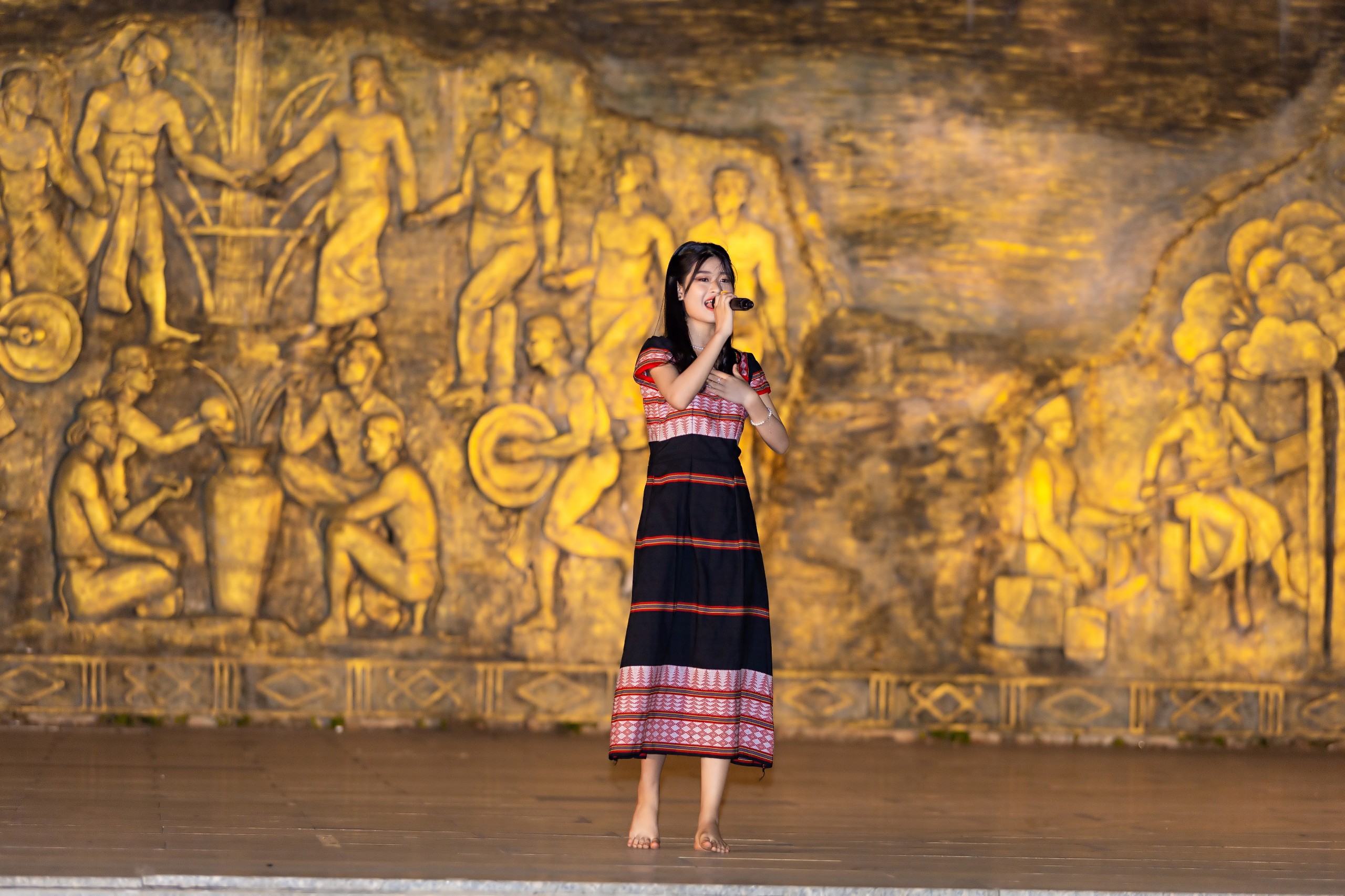 Ca sĩ Châm Anh khoe giọng hát như Diva chuyên nghiệp trước 3000 khán giả tại Đắk Nông