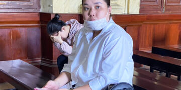 Nhân viên ngân hàng rút 12 sổ tiết kiệm của khách