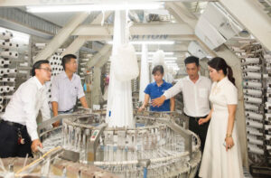 Bà Nguyễn Thị Xuân Mai cùng các doanh nghiệp tham quan nhà máy của Cty TNHH SXTM Bao Bì Đồng Tiến