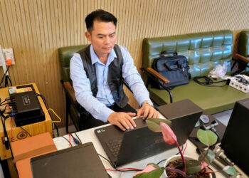 Anh Đặng Huy Hoàng đang nghiên cứu công trình