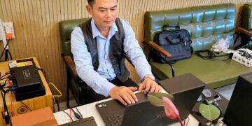 Anh Đặng Huy Hoàng đang nghiên cứu công trình