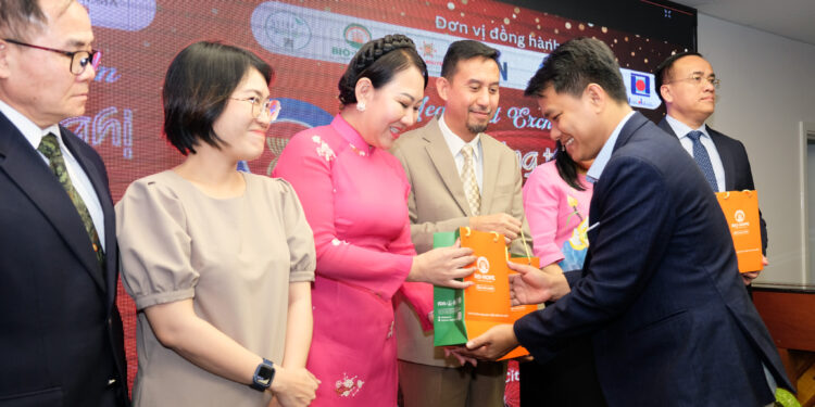 Ông Trần Văn Thắng - CEO CTCP Đông trùng hạ thảo Bio-Hope trao tận tay "món quà sức khỏe"cho các vị Đại biểu, quan chức cấp cao trong nước và quốc tế