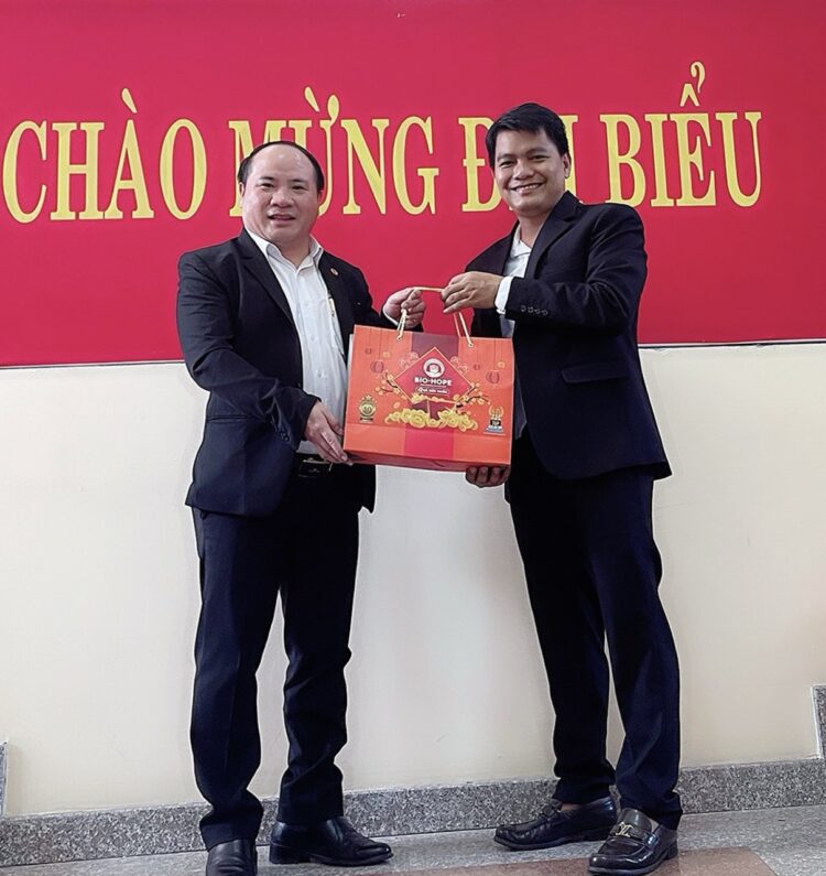 Ông Phạm Đình Vương - Giám đốc Trung tâm UNESCO Văn hoá & Thông tin truyền thông và Ông Trần Văn Thắng TGĐ Công ty cổ phần đông trùng hạ thảo BIO-HOPE (Từ trái qua phải)