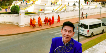 Đoan Trường trải nghiệm nghi thức cúng dường, mặc áo dài vãn 12 cảnh chùa tại đất nước Triệu Voi