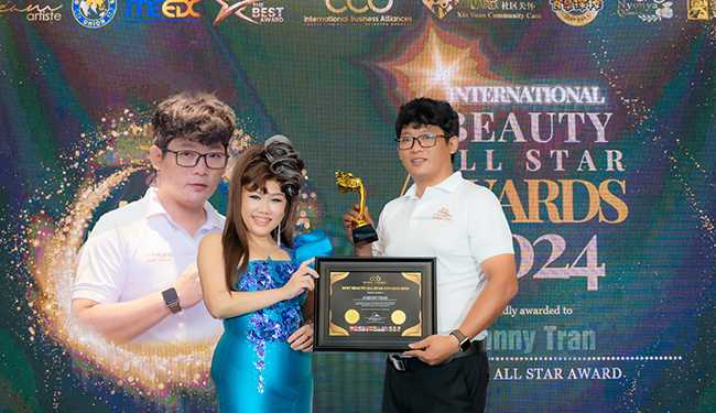 Đạo diễn Johnny Tran được đề cử giải Cống hiến tại “World’s Best Awards 2024” Singapore